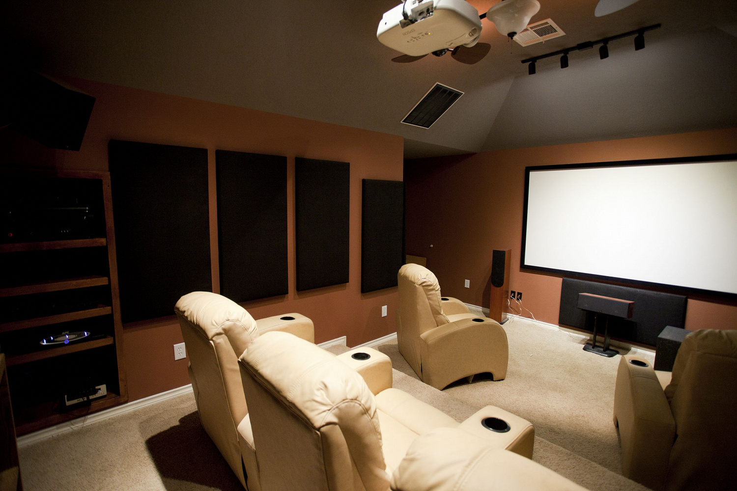 Как организовать домашний кинотеатр в частном доме?